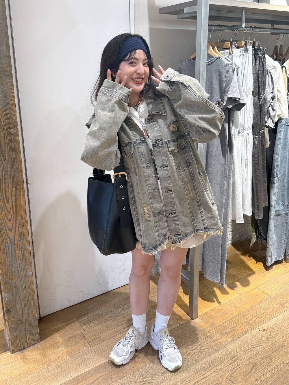 「カジュアル、着痩せ・細見え、オーバーサイズ、テーマパーク、デート/ロマンティック、女子会、女子ウケ、ゆったり、ストリート、メガネ、スニーカー、ジーナシスト_JEANASIS、JEGGINGS_JEANASIS、デニムジャケット、秋コーデ」｜「JEANASISのクラッシュルーズＧジャン/133305（デニムジャケット、グレー系）」を使った、AIKAさん（レディース・159cm）の夏コーディネートの2枚目の写真