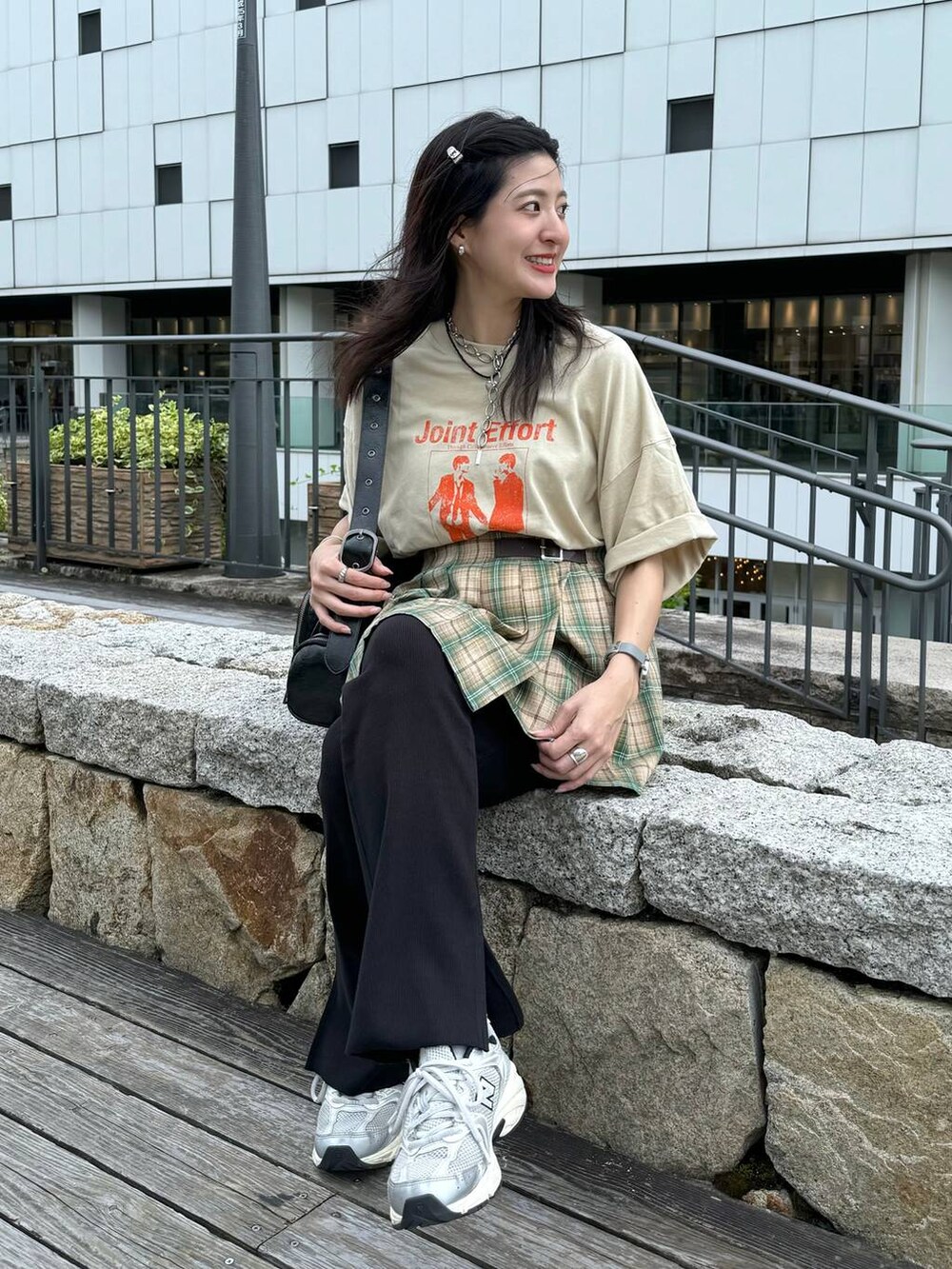 「スニーカー、ジーナシスト_JEANASIS、JEANASIS、スカート、ミニスカート、夏コーデ、マタニティウェア、Tシャツ、リラックス、カジュアル、着痩せ・細見え、オーバーサイズ、テーマパーク、デート/ロマンティック、女子会」｜「JEANASISのブリーチカコウリブパンツ/129796（スウェットパンツ、ブラック系）」を使った、AIKAさん（レディース・159cm）の夏コーディネートの2枚目の写真