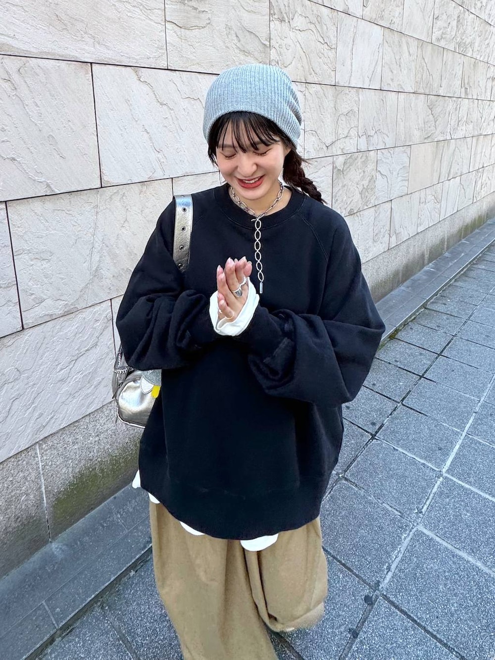 シルバー系のショルダーバッグ、ベージュ系のチノパンツ、ホワイト系のTシャツ/カットソーを着用したレディースの夏コーディネートの4枚目の写真