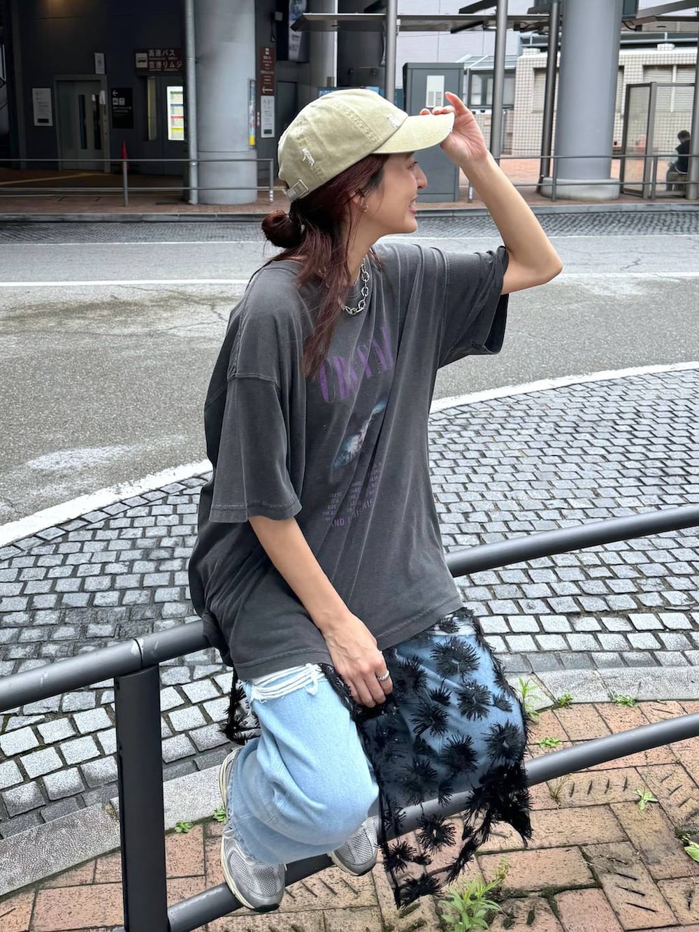 「テーマパーク、レイヤードスタイル、カジュアル、着痩せ・細見え、オーバーサイズ、デート/ロマンティック、女子会、女子ウケ、ゆったり、ストリート、メガネ、スニーカー、キャップ、夏コーデ、Tシャツ」｜「JEANASISのウォッシュドクラッシュCAP/110740（キャップ、ベージュ系）」を使った、AIKAさん（レディース・159cm）の夏コーディネートの4枚目の写真