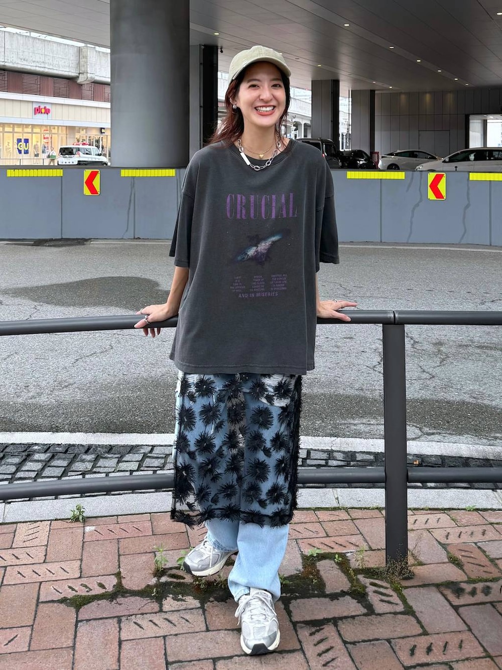 「テーマパーク、レイヤードスタイル、カジュアル、着痩せ・細見え、オーバーサイズ、デート/ロマンティック、女子会、女子ウケ、ゆったり、ストリート、メガネ、スニーカー、キャップ、夏コーデ、Tシャツ」｜「JEANASISのウォッシュドクラッシュCAP/110740（キャップ、ベージュ系）」を使った、AIKAさん（レディース・159cm）の夏コーディネートの5枚目の写真