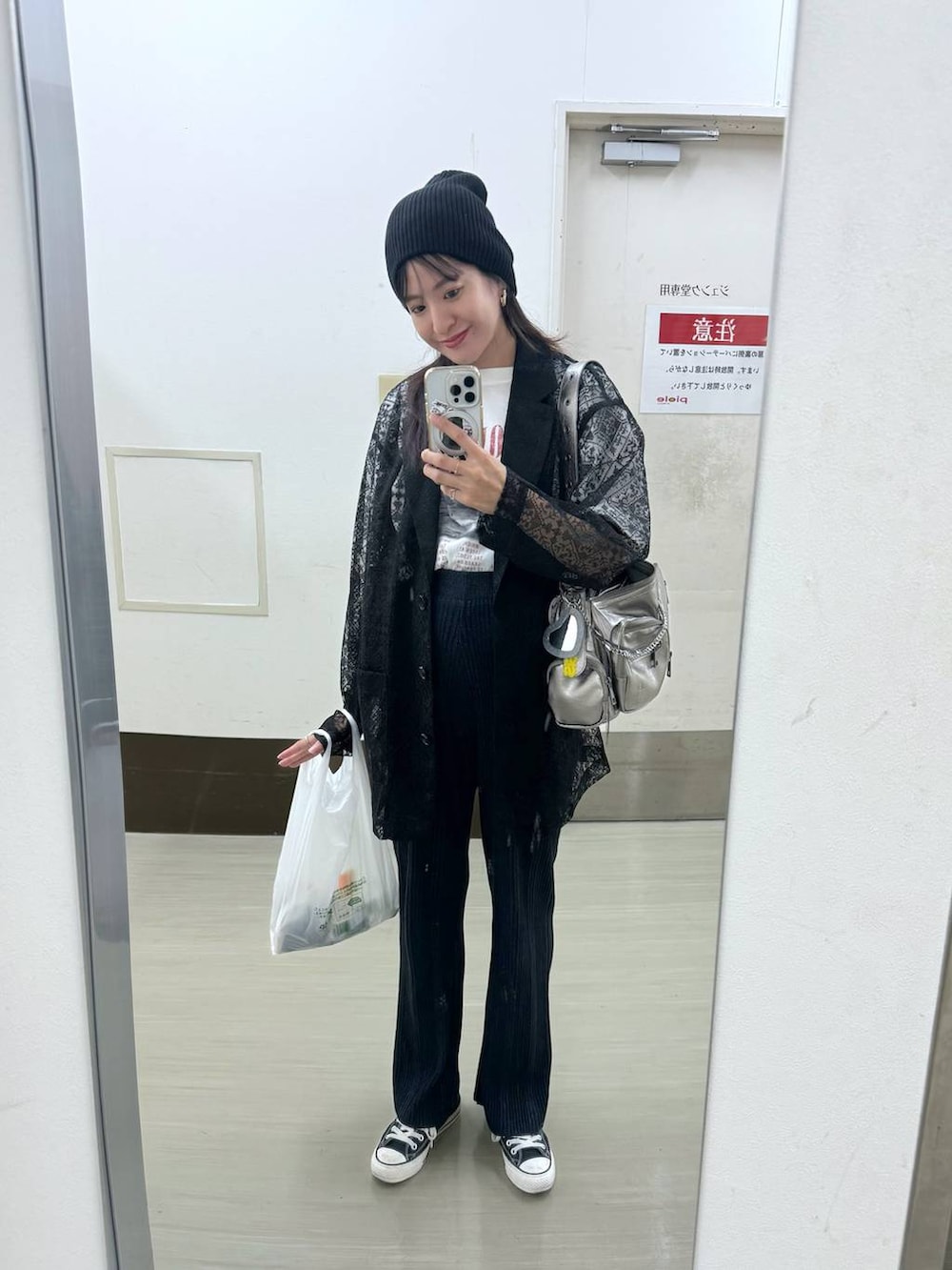「カジュアル、着痩せ・細見え、オーバーサイズ、テーマパーク、デート/ロマンティック、女子会、女子ウケ、ゆったり、ストリート、メガネ、スニーカー、ジーナシスト_JEANASIS、JEANASIS、ジャケット、ジャケットスタイル」｜「JEANASISのSPACEY ヴィンテージ TEE/116979（Tシャツ/カットソー、ホワイト系）」を使った、AIKAさん（レディース・159cm）の秋コーディネートの6枚目の写真