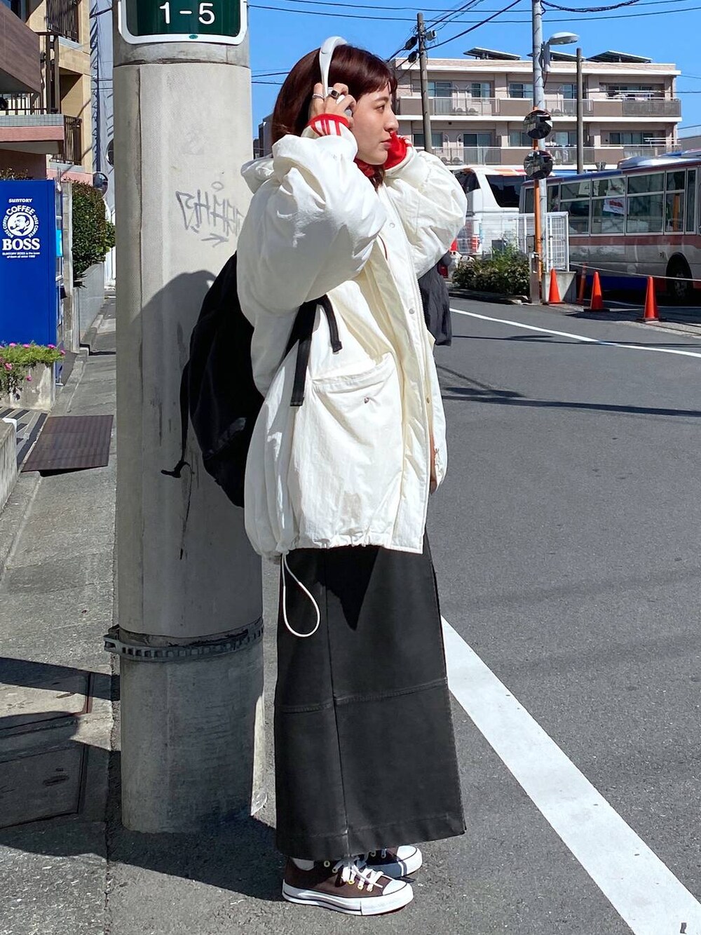 「コート、ロングスカート、スポーティ、カジュアル、着痩せ・細見え、オーバーサイズ、テーマパーク、デート/ロマンティック、女子会、女子ウケ、ゆったり、ストリート、メガネ、スニーカー、ジーナシスト_JEANASIS」｜「JEANASISのソデ2WAY M-65コート/169187（ナイロンジャケット、ホワイト系）」を使った、AIKAさん（レディース・159cm）の秋コーディネートの5枚目の写真