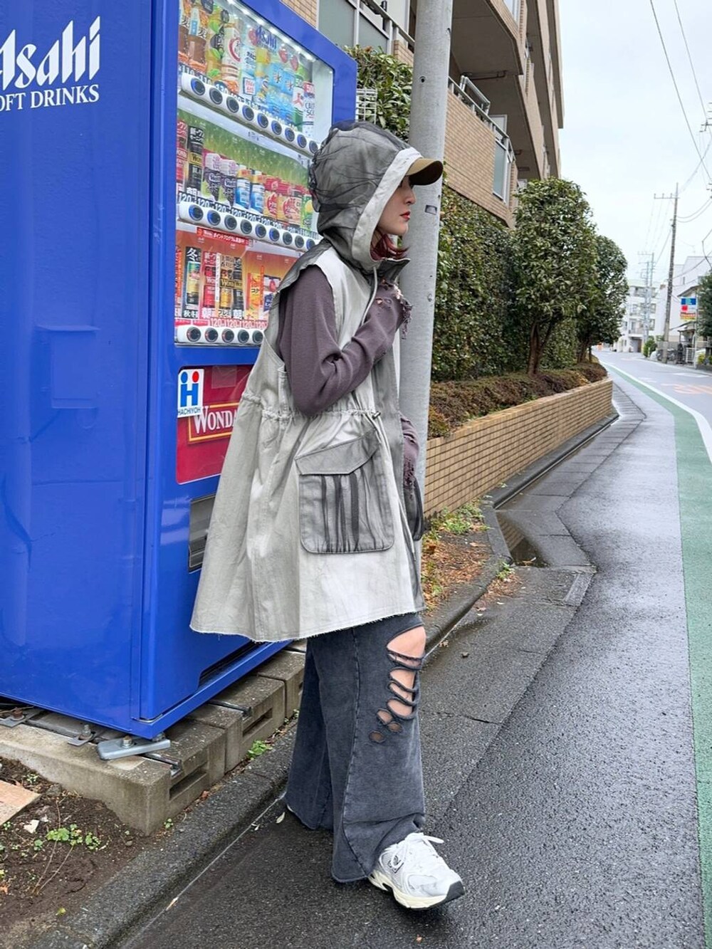 グレー系のTシャツ/カットソー、ベージュ系のその他アウター、ブラック系のスウェットパンツを着用したレディースの春コーディネートの5枚目の写真