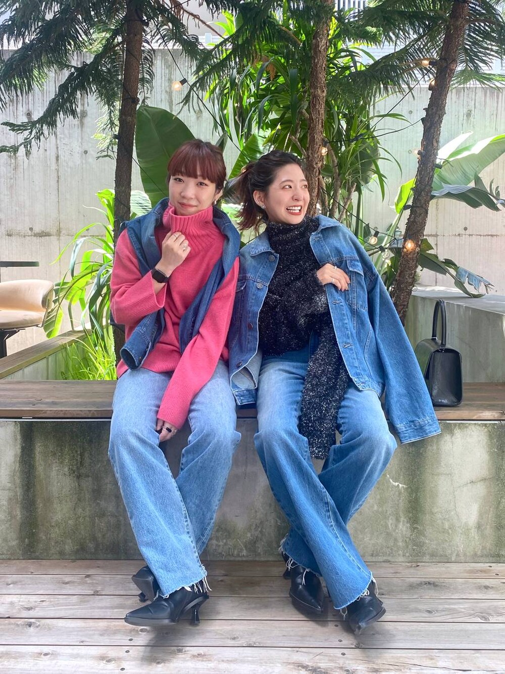 「女子ウケ、ゆったり、ストリート、カジュアル、オーバーサイズ、メガネ、スニーカー、デニムパンツ、デニムジャケット、ジーナシスト_JEANASIS、JEANASIS、eL、女子会、ニット、きれいめ」｜「eLの【eL】Chain Mini Bag/966585（ハンドバッグ、ブラック系）」を使った、AIKAさん（レディース・158cm）の夏コーディネートの5枚目の写真