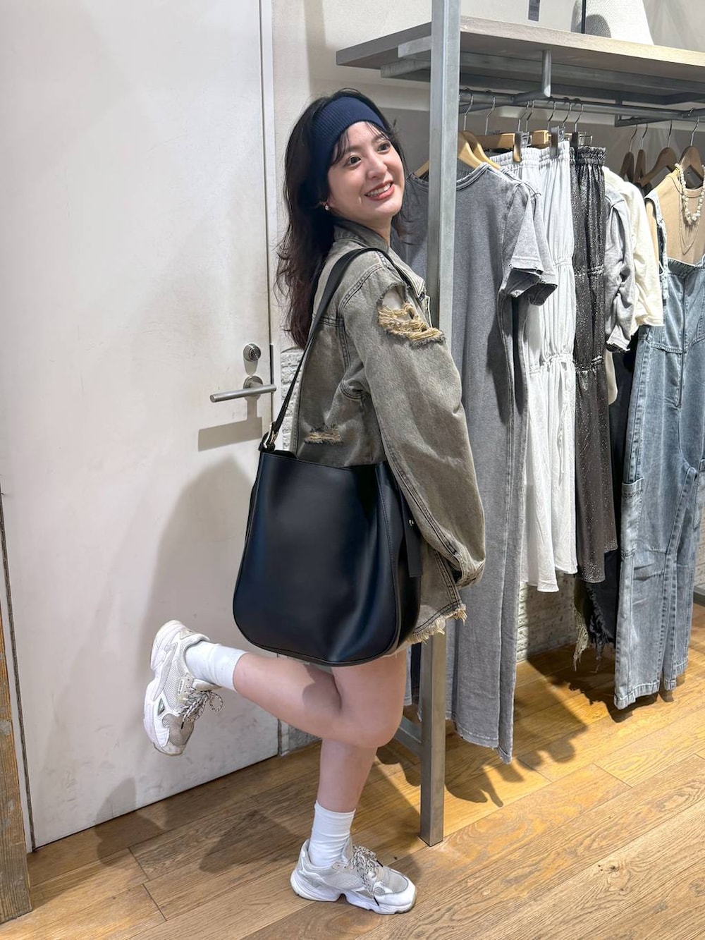 「カジュアル、着痩せ・細見え、オーバーサイズ、テーマパーク、デート/ロマンティック、女子会、女子ウケ、ゆったり、ストリート、メガネ、スニーカー、ジーナシスト_JEANASIS、JEGGINGS_JEANASIS、デニムジャケット、秋コーデ」｜「JEANASISのクラッシュルーズＧジャン/133305（デニムジャケット、グレー系）」を使った、AIKAさん（レディース・159cm）の夏コーディネートの5枚目の写真