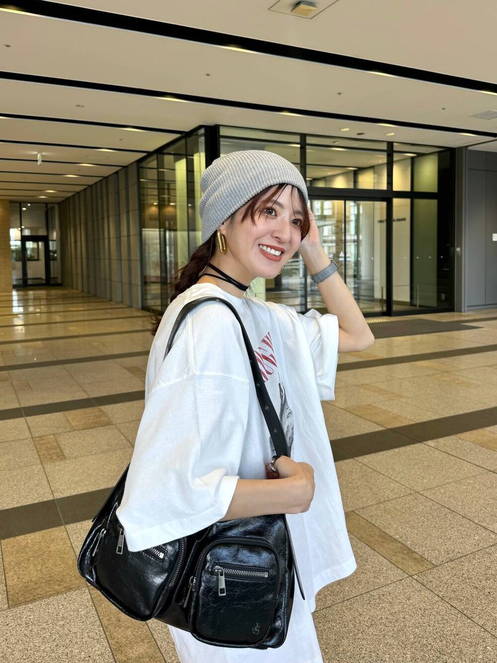 「カジュアル、着痩せ・細見え、オーバーサイズ、テーマパーク、デート/ロマンティック、女子会、女子ウケ、ゆったり、ストリート、メガネ、スニーカー、ジーナシスト_JEANASIS、楽ちんコーデ、ニット帽、Tシャツ」｜「JEANASISのWポケットショルダーBAG/113222（ショルダーバッグ、ブラック系）」を使った、AIKAさん（レディース・159cm）の夏コーディネートの7枚目の写真