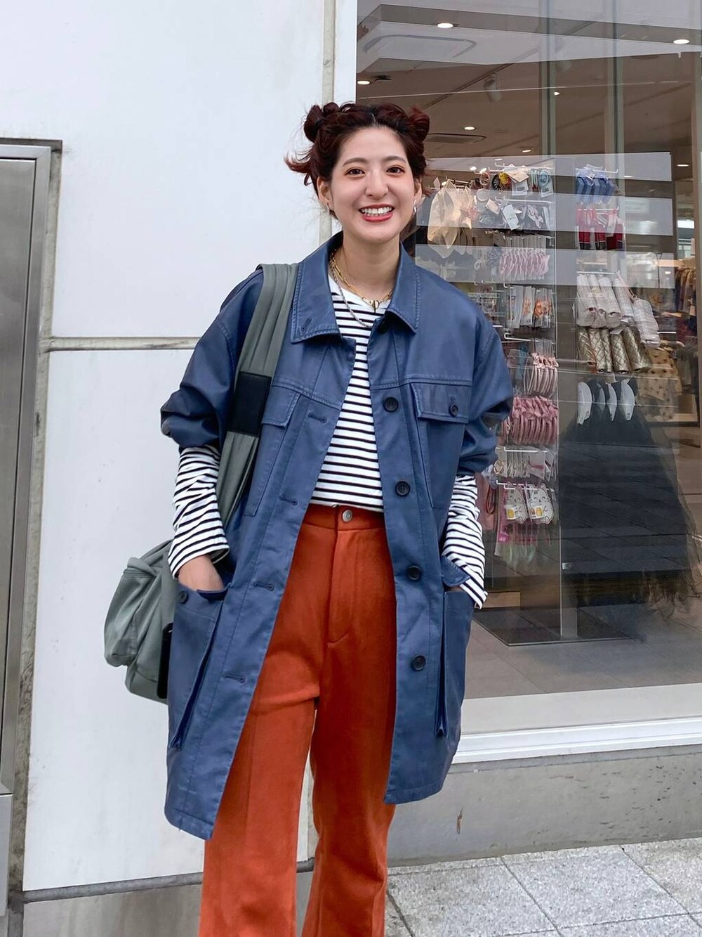 「カジュアル、着痩せ・細見え、オーバーサイズ、テーマパーク、スニーカー、ジーナシスト_JEANASIS、JEANASIS、ジャケット、デート/ロマンティック、女子会、女子ウケ、ゆったり、ストリート、メガネ、秋コーデ」｜「JEANASISのナイロンベルトボディBAG/190691（ボディバッグ/ウエストポーチ、グリーン系）」を使った、AIKAさん（レディース・159cm）の秋コーディネートの6枚目の写真
