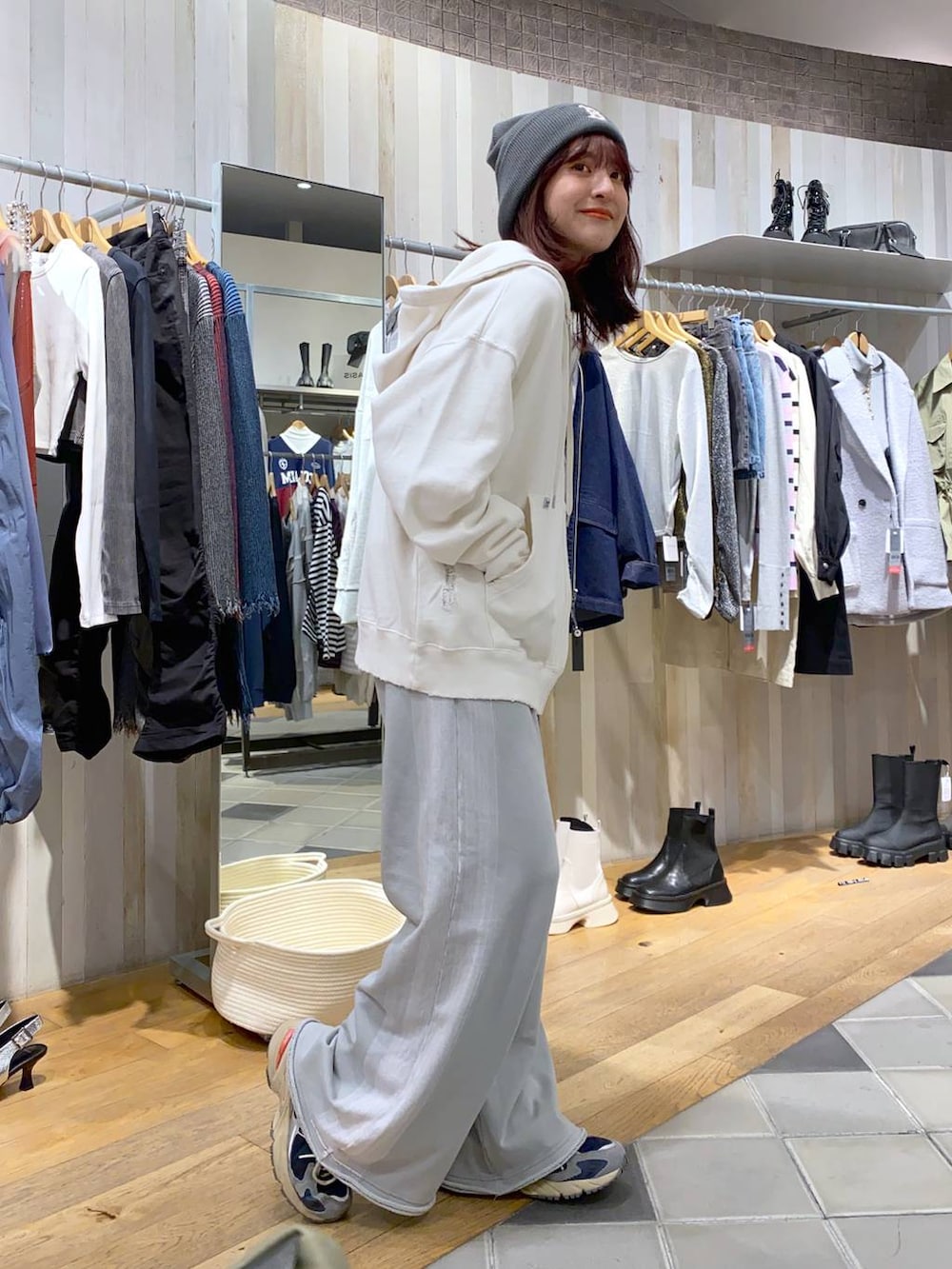 「カジュアル、着痩せ・細見え、オーバーサイズ、テーマパーク、デート/ロマンティック、女子会、女子ウケ、ストリート、メガネ、スニーカー、ジーナシスト_JEANASIS、JEANASIS、スウェット、パーカー、スウェットパンツ」｜「JEANASISのブリーチカコウウラケワイドパンツ/102666（スウェットパンツ、グレー系）」を使った、AIKAさん（レディース・159cm）の冬コーディネートの3枚目の写真