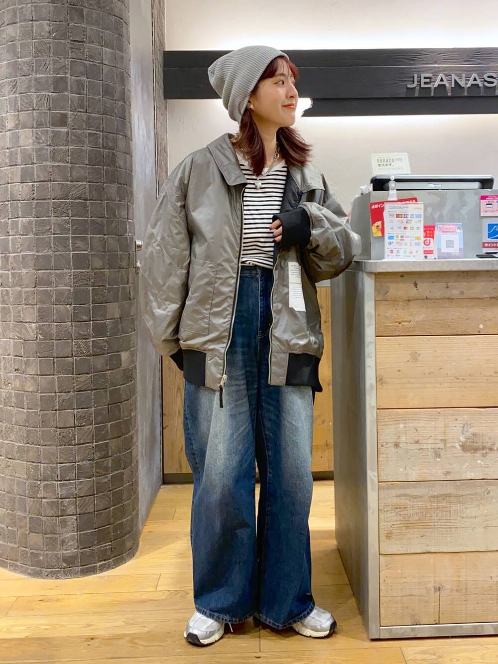 「カジュアル、ジャケット、ニット帽、デニムパンツ、着痩せ・細見え、オーバーサイズ、テーマパーク、デート/ロマンティック、女子会、女子ウケ、ゆったり、ストリート、スニーカー、ジーナシスト_JEANASIS、JEANASIS」｜「JEANASISのボリューム2レンハートネックレス/968927（ネックレス、シルバー系）」を使った、AIKAさん（レディース・159cm）の冬コーディネートの4枚目の写真
