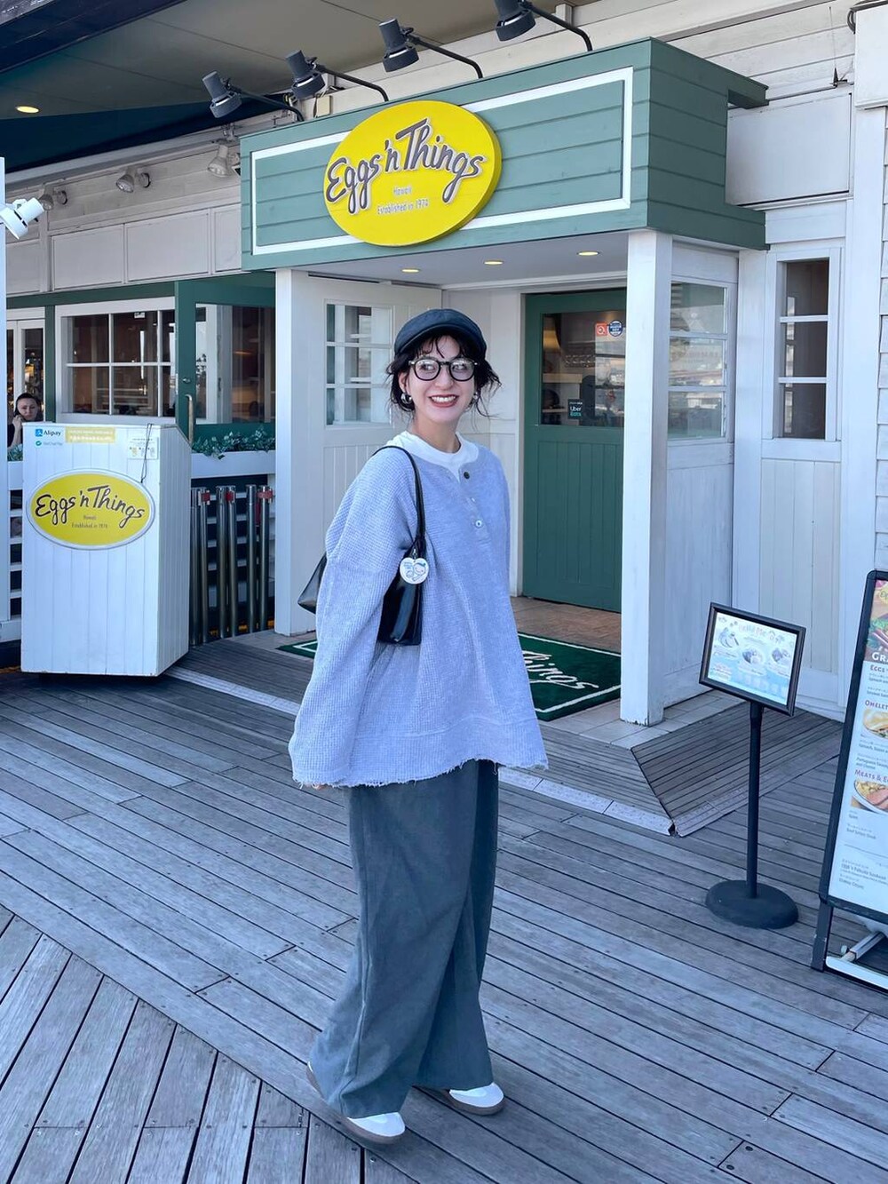 「カジュアル、着痩せ・細見え、オーバーサイズ、テーマパーク、デート/ロマンティック、女子会、女子ウケ、ゆったり、ストリート、メガネ、スニーカー、マタニティウェア、ワントーン、秋コーデ、メガネ女子」｜「JEANASISのオニワッフルクラッシュプルオーバー/151435（Tシャツ/カットソー、グレー系）」を使った、AIKAさん（レディース・159cm）の秋コーディネートの4枚目の写真
