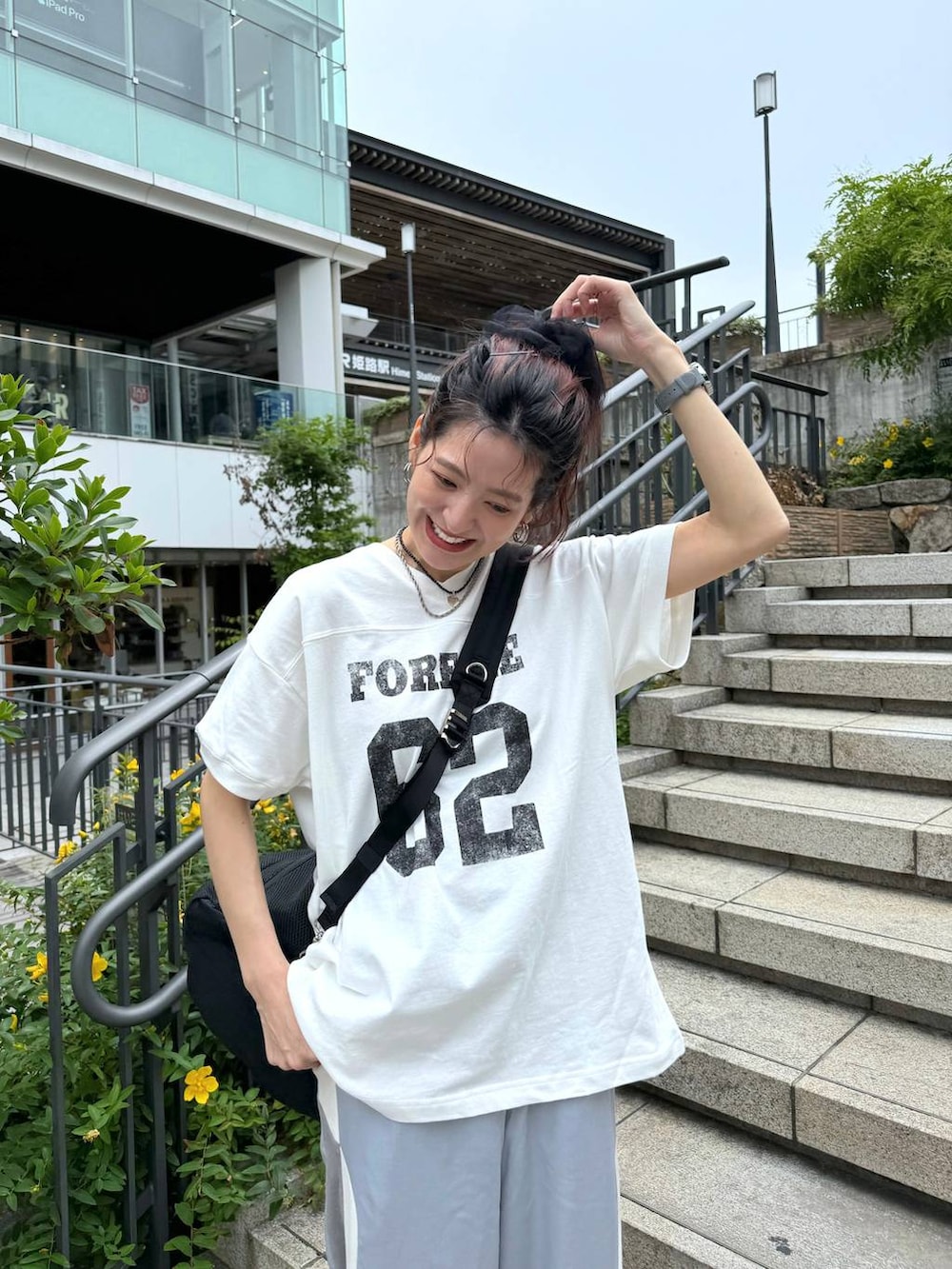 「カジュアル、着痩せ・細見え、オーバーサイズ、テーマパーク、デート/ロマンティック、女子会、女子ウケ、ゆったり、ストリート、メガネ、スニーカー、ジーナシスト_JEANASIS、JEANASIS、Tシャツ、ラフ」｜「JEANASISのナンバリングV BIG TEE/130565（Tシャツ/カットソー、ホワイト系）」を使った、AIKAさん（レディース・159cm）の夏コーディネートの4枚目の写真