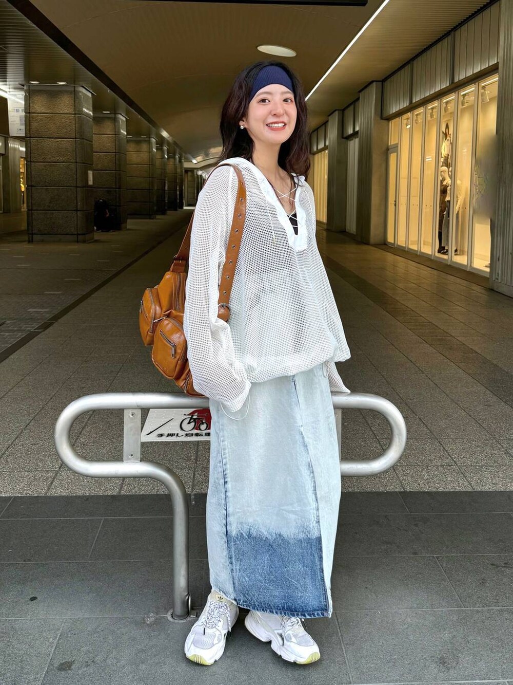 「スニーカー、ジーナシスト_JEANASIS、カジュアル、着痩せ・細見え、オーバーサイズ、テーマパーク、デート/ロマンティック、女子会、女子ウケ、ゆったり、ストリート、メガネ、JEANASIS、夏コーデ、楽ちんコーデ」｜「JEANASISの4ポケットワンショルダーBAG/131265（ショルダーバッグ、ブラウン系）」を使った、AIKAさん（レディース・159cm）の夏コーディネートの2枚目の写真