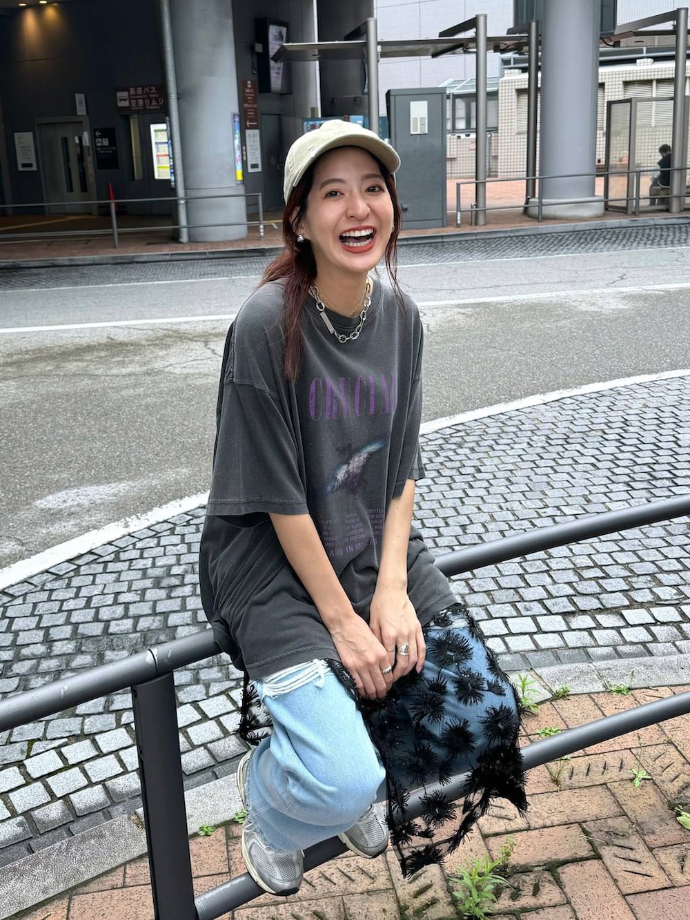「テーマパーク、レイヤードスタイル、カジュアル、着痩せ・細見え、オーバーサイズ、デート/ロマンティック、女子会、女子ウケ、ゆったり、ストリート、メガネ、スニーカー、キャップ、夏コーデ、Tシャツ」｜「JEANASISのウォッシュドクラッシュCAP/110740（キャップ、ベージュ系）」を使った、AIKAさん（レディース・159cm）の夏コーディネートの2枚目の写真