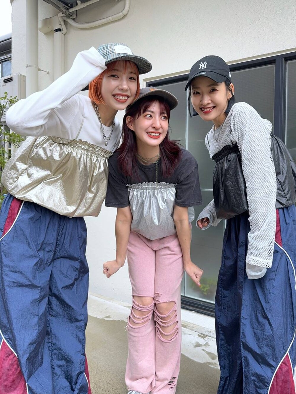 「カジュアル、着痩せ・細見え、オーバーサイズ、テーマパーク、デート/ロマンティック、女子会、女子ウケ、ゆったり、ストリート、メガネ、スニーカー、ジーナシスト_JEANASIS、JEANASIS、春コーデ、スポーティ」｜「JEANASISのメッシュキリカエトラックパンツ/108707（その他パンツ、ブルー系）」を使った、AIKAさん（レディース・159cm）の春コーディネートの2枚目の写真