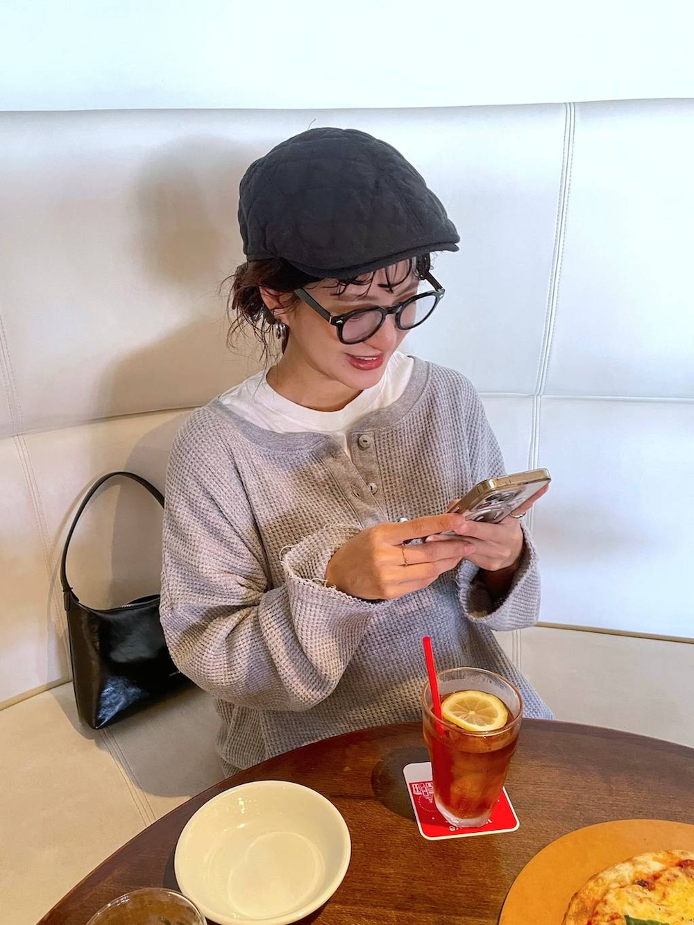 「カジュアル、着痩せ・細見え、オーバーサイズ、テーマパーク、デート/ロマンティック、女子会、女子ウケ、ゆったり、ストリート、メガネ、スニーカー、マタニティウェア、ワントーン、秋コーデ、メガネ女子」｜「JEANASISのオニワッフルクラッシュプルオーバー/151435（Tシャツ/カットソー、グレー系）」を使った、AIKAさん（レディース・159cm）の秋コーディネートの7枚目の写真