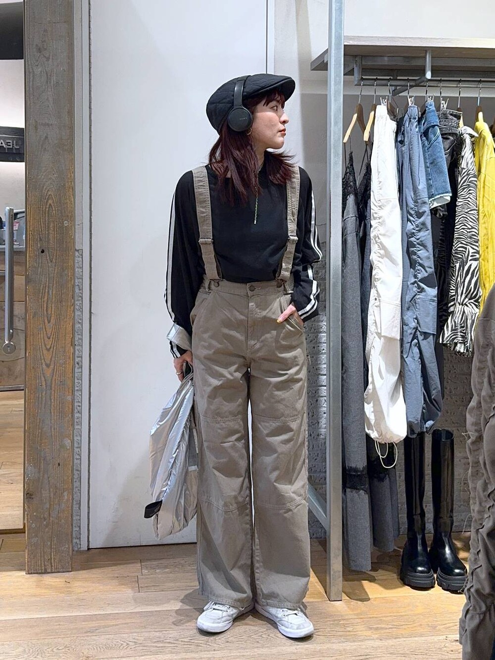 「スニーカー、ロンT、カジュアル、着痩せ・細見え、オーバーサイズ、テーマパーク、デート/ロマンティック、女子会、女子ウケ、ゆったり、ストリート、メガネ、春コーデ、ジーナシスト_JEANASIS、JEANASIS」｜「JEANASISのシアーテンジクラインロンTEE/975236（Tシャツ/カットソー、ブラック系）」を使った、AIKAさん（レディース・159cm）の春コーディネートの4枚目の写真