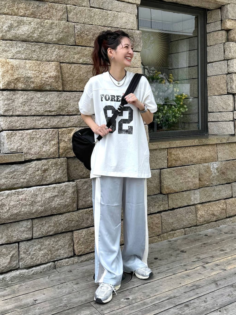「カジュアル、着痩せ・細見え、オーバーサイズ、テーマパーク、デート/ロマンティック、女子会、女子ウケ、ゆったり、ストリート、メガネ、スニーカー、ジーナシスト_JEANASIS、JEANASIS、Tシャツ、ラフ」｜「JEANASISのナンバリングV BIG TEE/130565（Tシャツ/カットソー、ホワイト系）」を使った、AIKAさん（レディース・159cm）の夏コーディネートの3枚目の写真