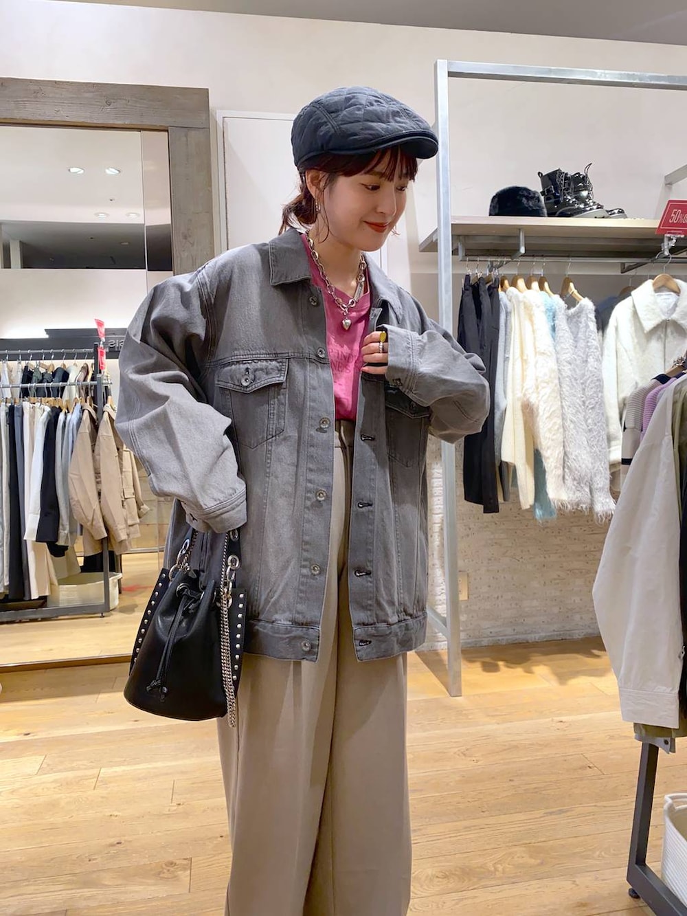 AIKAさんの「グラフィックビンテージロンT/104974（JEANASIS）」を使ったコーディネートの2枚目の写真