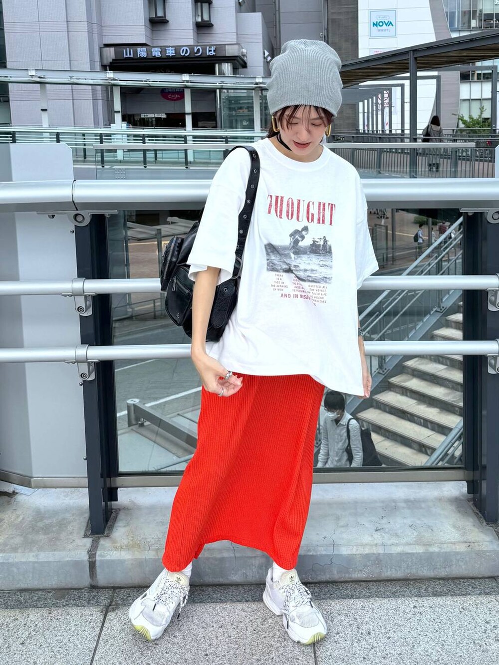 「カジュアル、着痩せ・細見え、オーバーサイズ、テーマパーク、デート/ロマンティック、女子会、女子ウケ、ゆったり、ストリート、メガネ、スニーカー、ジーナシスト_JEANASIS、楽ちんコーデ、ニット帽、Tシャツ」｜「JEANASISのWポケットショルダーBAG/113222（ショルダーバッグ、ブラック系）」を使った、AIKAさん（レディース・159cm）の夏コーディネートの5枚目の写真