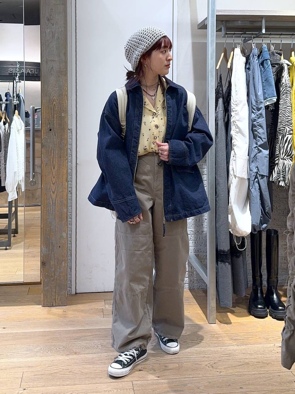 ホワイト系のバックパック/リュック、ブルー系のカバーオール、イエロー系のシャツ/ブラウスを着用したレディースの春コーディネートの3枚目の写真