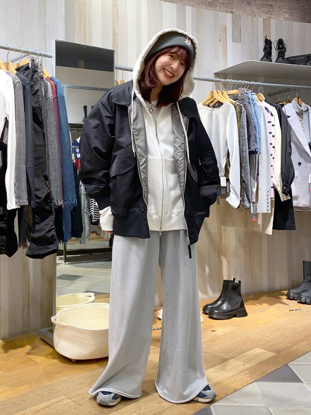 「カジュアル、着痩せ・細見え、オーバーサイズ、テーマパーク、デート/ロマンティック、女子会、女子ウケ、ゆったり、ストリート、メガネ、スニーカー、ジーナシスト_JEANASIS、JEANASIS、春コーデ、ジャケット」｜「JEANASISのブリーチカコウウラケワイドパンツ/102666（スウェットパンツ、グレー系）」を使った、AIKAさん（レディース・159cm）の冬コーディネートの4枚目の写真