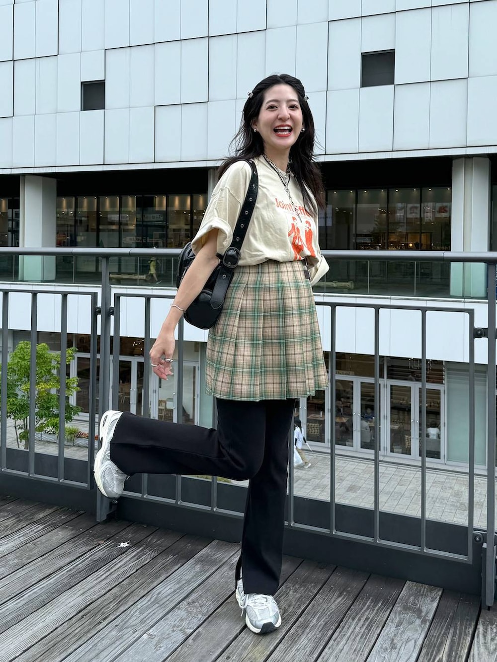 「スニーカー、ジーナシスト_JEANASIS、JEANASIS、スカート、ミニスカート、夏コーデ、マタニティウェア、Tシャツ、リラックス、カジュアル、着痩せ・細見え、オーバーサイズ、テーマパーク、デート/ロマンティック、女子会」｜「JEANASISのブリーチカコウリブパンツ/129796（スウェットパンツ、ブラック系）」を使った、AIKAさん（レディース・159cm）の夏コーディネートの5枚目の写真
