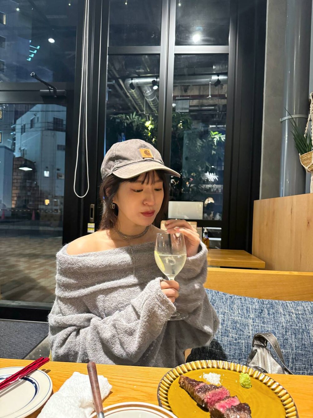 シルバー系のショルダーバッグ、ブルー系のデニムパンツ、グレー系のTシャツ/カットソーを着用したレディースの秋コーディネートの10枚目の写真