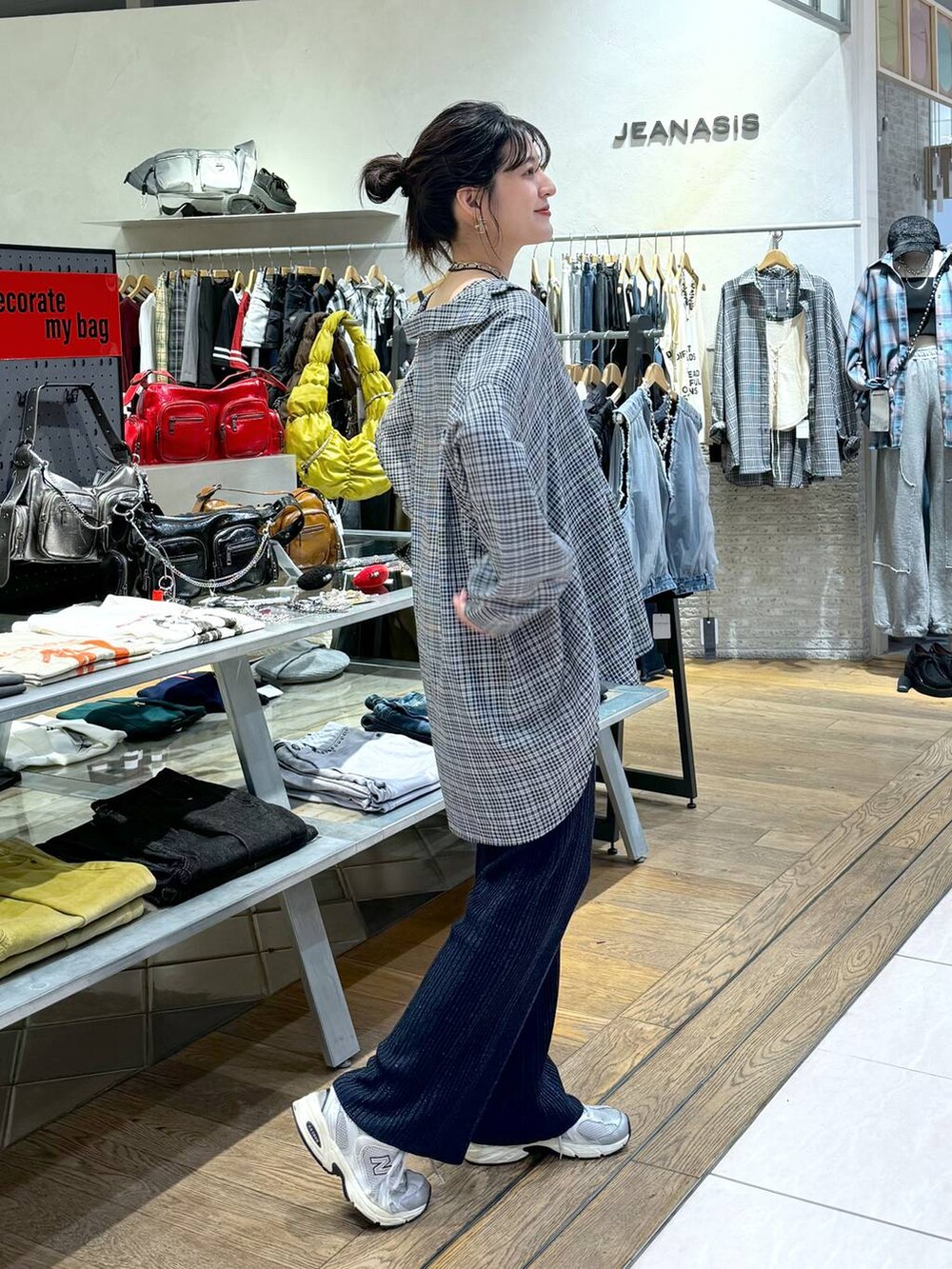 「スニーカー、カジュアル、着痩せ・細見え、オーバーサイズ、テーマパーク、デート/ロマンティック、女子会、女子ウケ、ゆったり、ストリート、メガネ、ジーナシスト_JEANASIS、JEANASIS、シャツ、チェック」｜「JEANASISのアソートチェックシャツLS/157636（シャツ/ブラウス、グレー系）」を使った、AIKAさん（レディース・159cm）の夏コーディネートの3枚目の写真