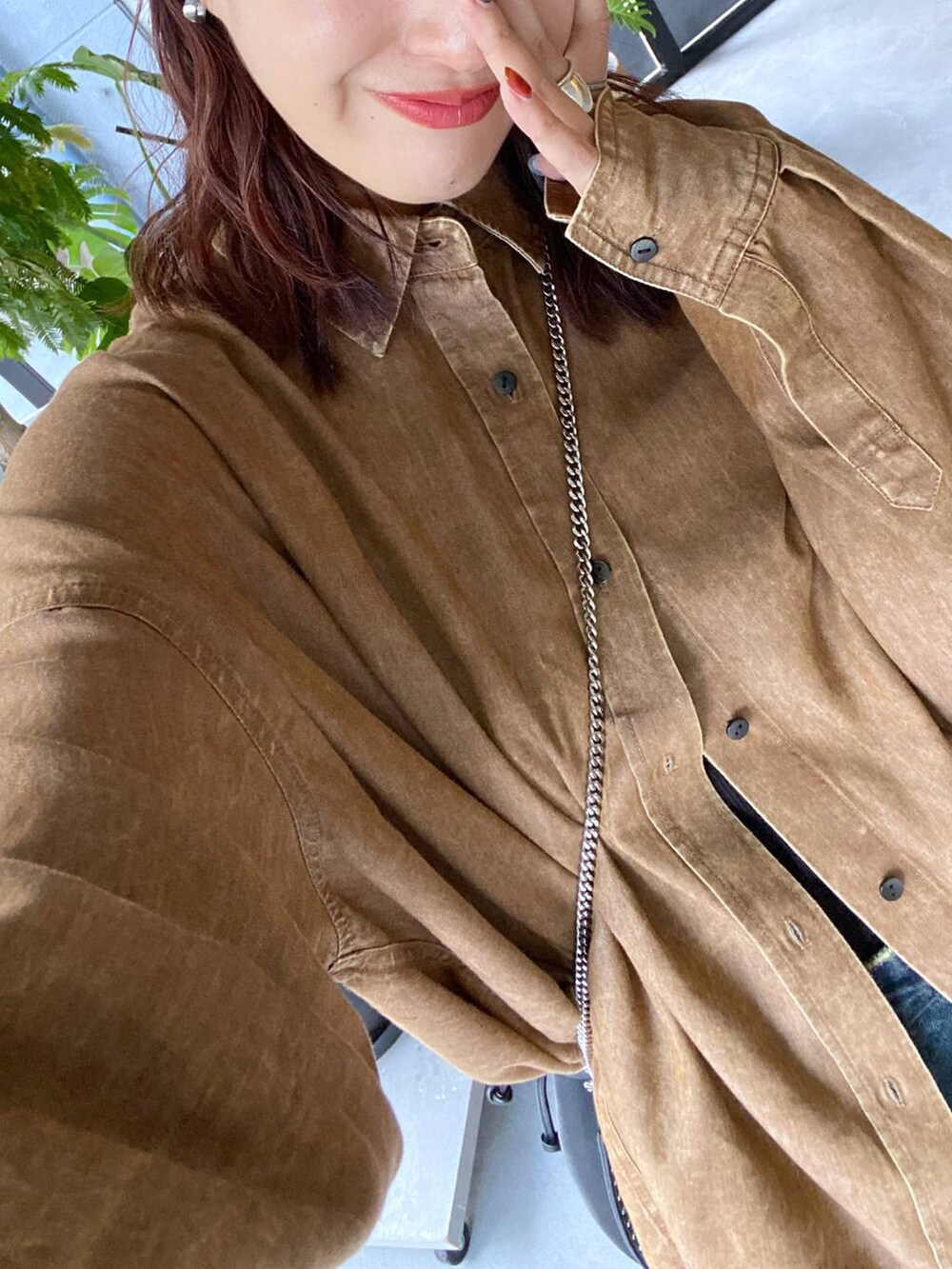 「カジュアル、着痩せ・細見え、オーバーサイズ、テーマパーク、デート/ロマンティック、女子会、女子ウケ、ゆったり、ストリート、メガネ、スニーカー、ジーナシスト_JEANASIS、JEANASIS、シャツ、スカート」｜「JEANASISのTストラップアツゾコシューズ/100807（その他シューズ、ブラック系）」を使った、AIKAさん（レディース・159cm）の冬コーディネートの7枚目の写真