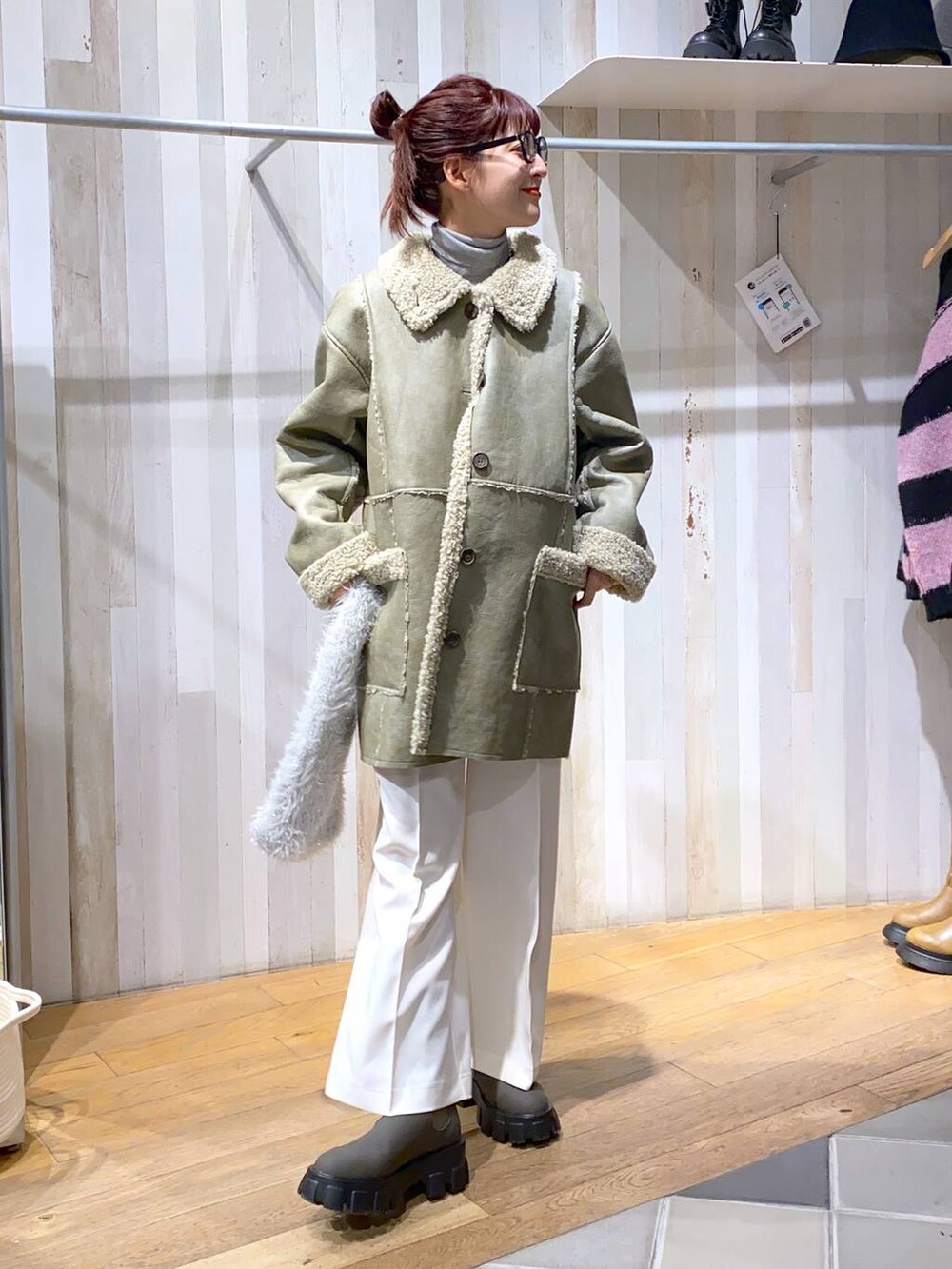 「メガネ、スニーカー、カジュアル、着痩せ・細見え、オーバーサイズ、テーマパーク、デート/ロマンティック、女子会、女子ウケ、ゆったり、ストリート、ジーナシスト_JEANASIS、JEANASIS、アウター、コート」｜「JEANASISのラグソールミドルブーツ/971032（ブーツ、グリーン系）」を使った、AIKAさん（レディース・159cm）の秋コーディネートの2枚目の写真