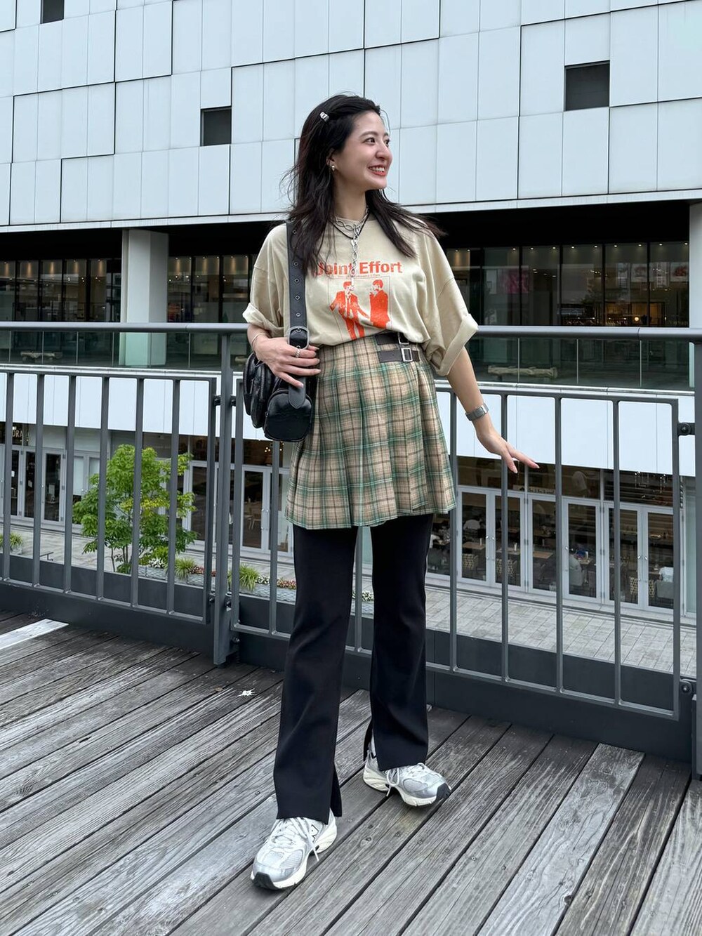 「スニーカー、ジーナシスト_JEANASIS、JEANASIS、スカート、ミニスカート、夏コーデ、マタニティウェア、Tシャツ、リラックス、カジュアル、着痩せ・細見え、オーバーサイズ、テーマパーク、デート/ロマンティック、女子会」｜「JEANASISのブリーチカコウリブパンツ/129796（スウェットパンツ、ブラック系）」を使った、AIKAさん（レディース・159cm）の夏コーディネートの4枚目の写真