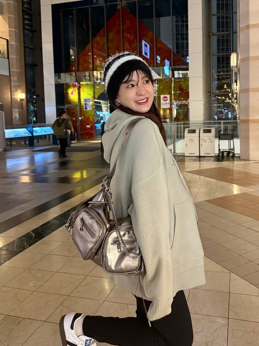 シルバー系のショルダーバッグ、ベージュ系のニット/セーターを着用したレディースの秋コーディネートの5枚目の写真