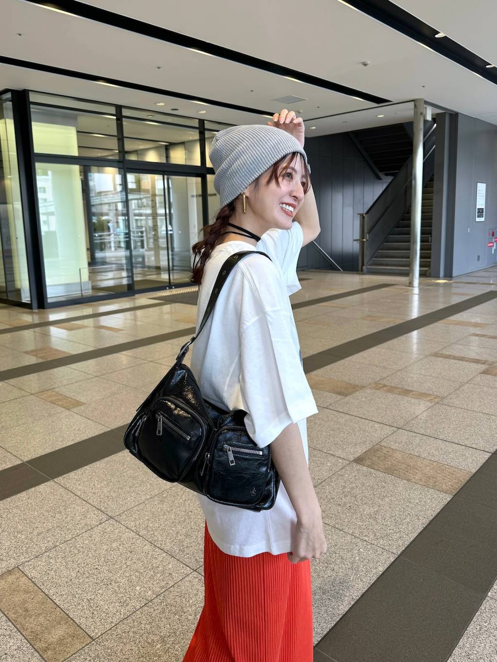 「カジュアル、着痩せ・細見え、オーバーサイズ、テーマパーク、デート/ロマンティック、女子会、女子ウケ、ゆったり、ストリート、メガネ、スニーカー、ジーナシスト_JEANASIS、楽ちんコーデ、ニット帽、Tシャツ」｜「JEANASISのWポケットショルダーBAG/113222（ショルダーバッグ、ブラック系）」を使った、AIKAさん（レディース・159cm）の夏コーディネートの4枚目の写真