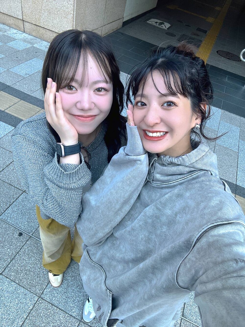 「カジュアル、着痩せ・細見え、オーバーサイズ、テーマパーク、デート/ロマンティック、女子会、女子ウケ、ミニスカート、マタニティウェア、ゆったり、ストリート、メガネ、スニーカー、フェミニン、ジーナシスト_JEANASIS」｜「JEANASISのラメリブニットパンツ/146389（その他パンツ、ブルー系）」を使った、AIKAさん（レディース・159cm）の秋コーディネートの8枚目の写真