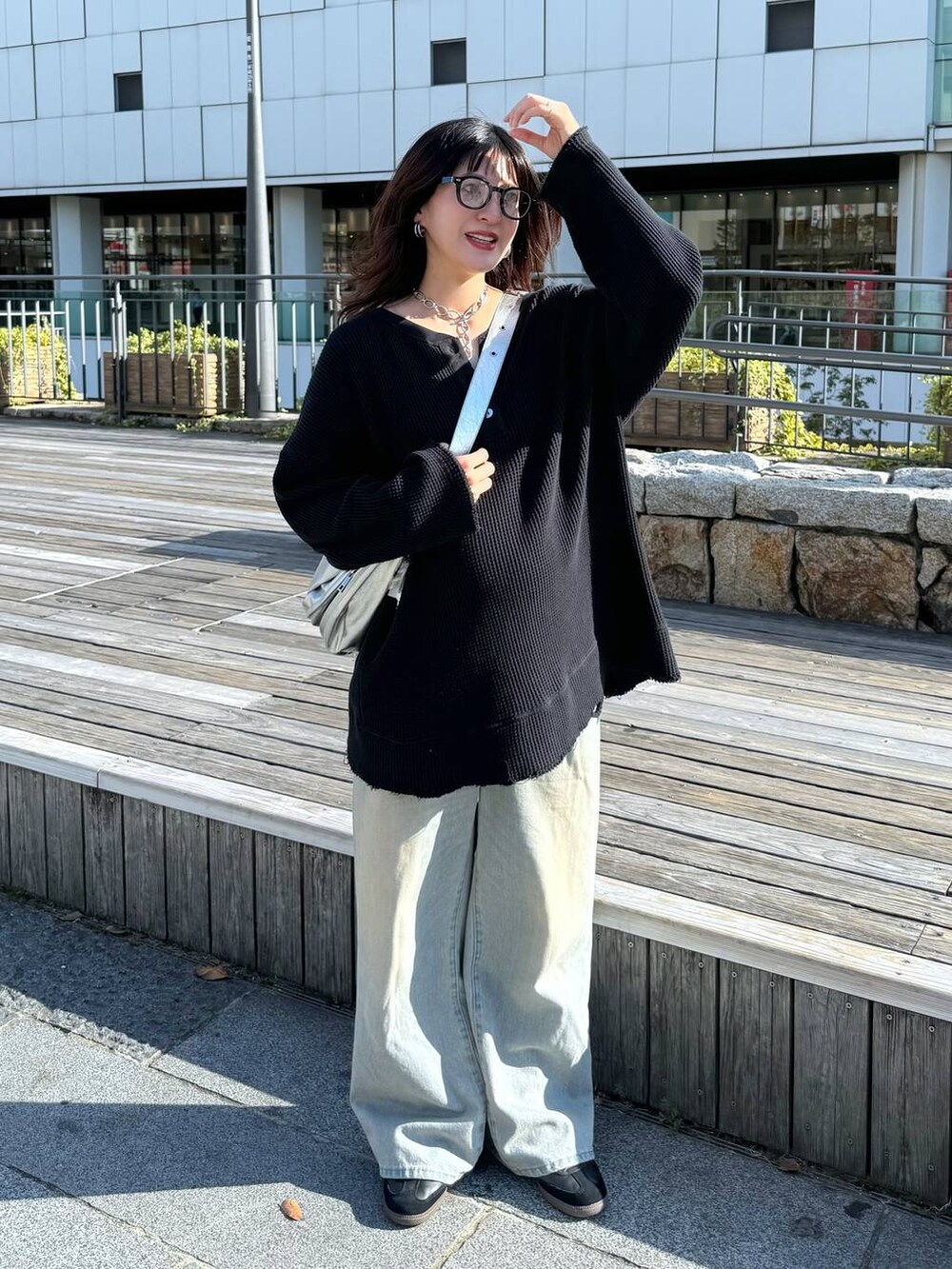 「カジュアル、着痩せ・細見え、オーバーサイズ、テーマパーク、デート/ロマンティック、女子会、女子ウケ、ゆったり、ストリート、メガネ、スニーカー、ジーナシスト_JEANASIS、JEANASIS、デニムパンツ、秋コーデ」｜「JEANASISのBIG 2WAYショルダー/145662（ショルダーバッグ、シルバー系）」を使った、AIKAさん（レディース・159cm）の秋コーディネートの3枚目の写真