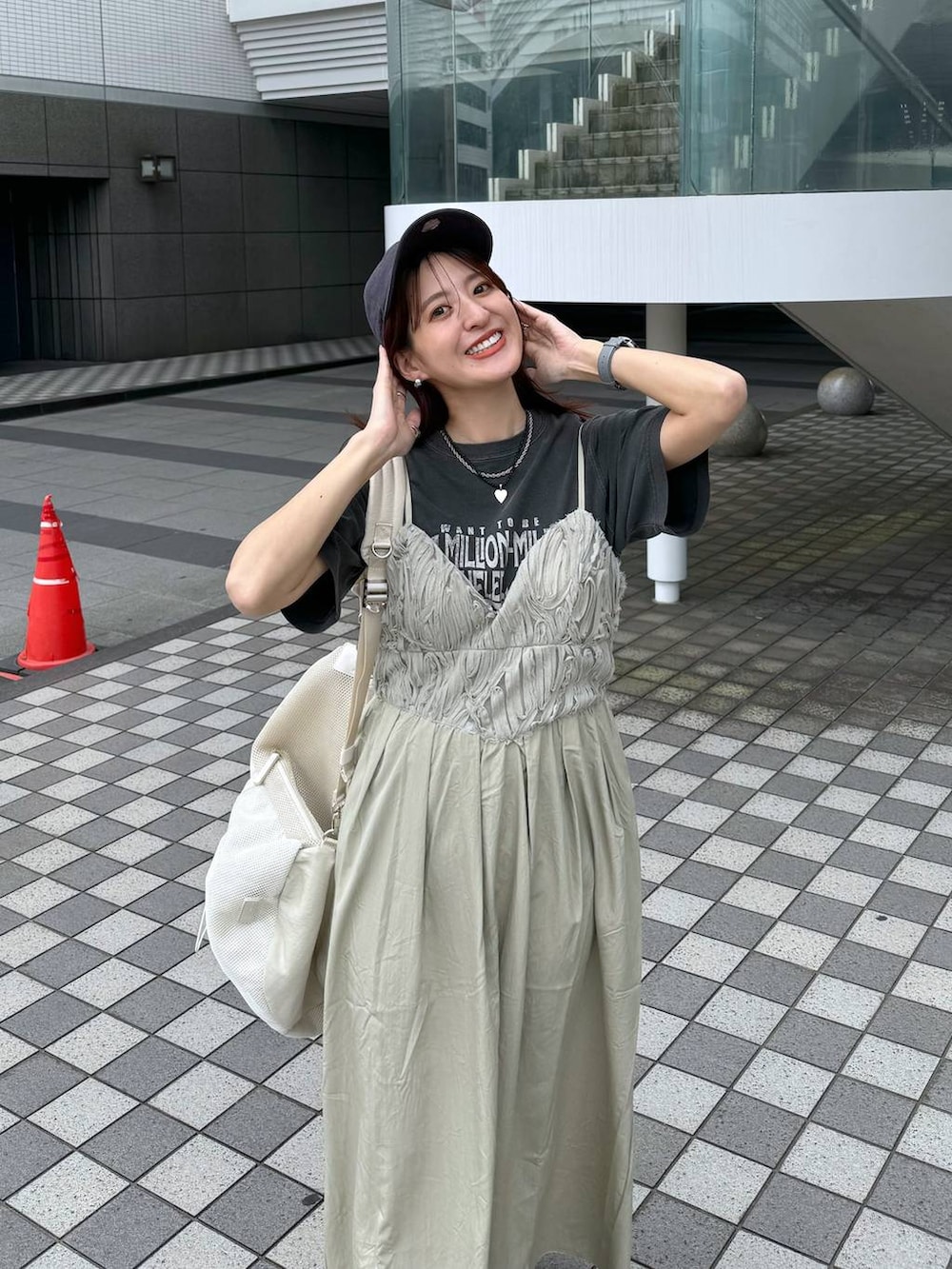 グリーン系のワンピース、ホワイト系のバックパック/リュック、グレー系のTシャツ/カットソーを着用したレディースの夏コーディネートの5枚目の写真