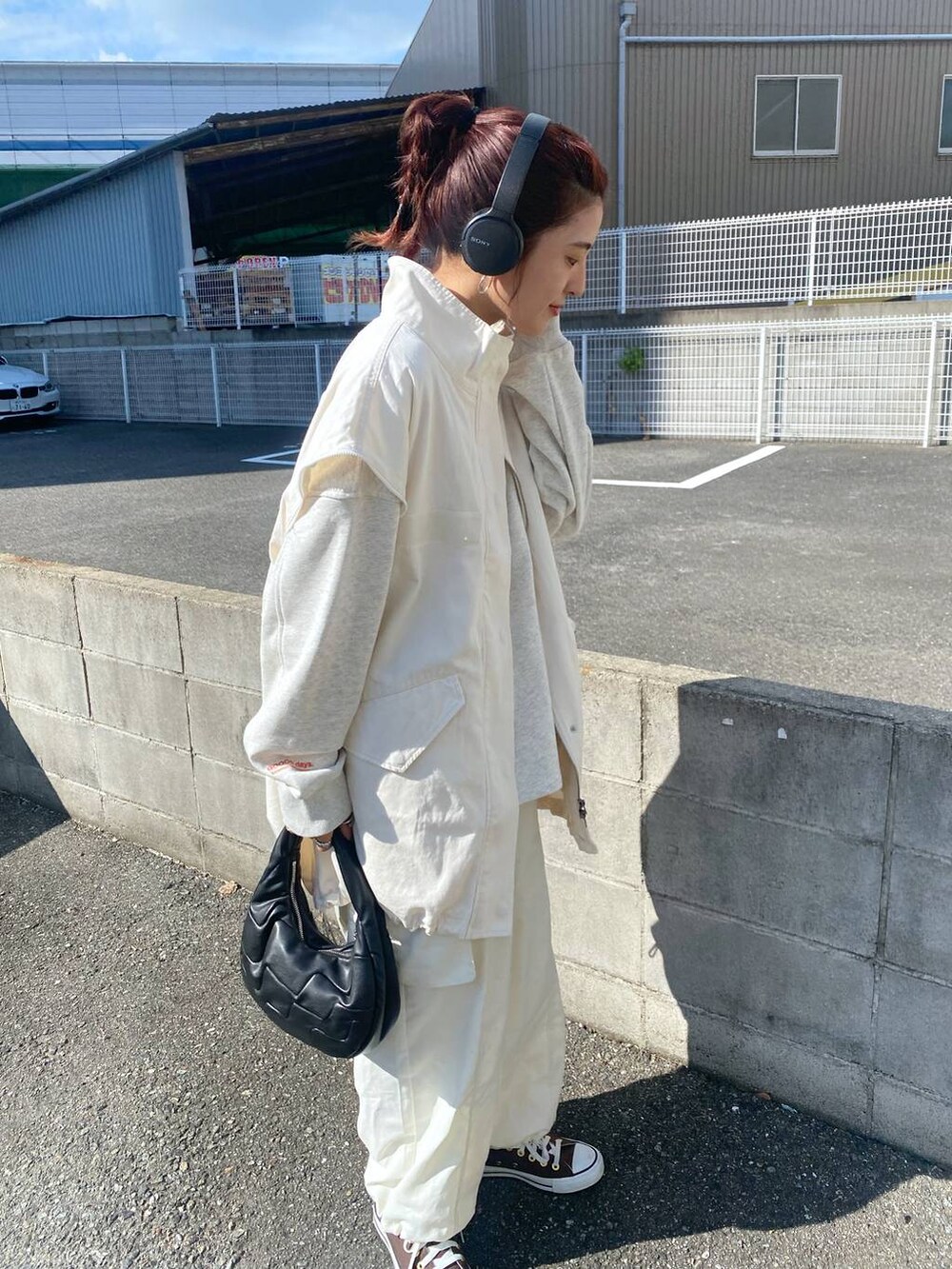 「カジュアル、着痩せ・細見え、オーバーサイズ、テーマパーク、デート/ロマンティック、女子会、女子ウケ、ゆったり、ストリート、メガネ、スニーカー、JEANASIS、ラフ、楽ちんコーデ、ベスト」｜「JEANASISのソデ2WAY M-65/264467（ミリタリージャケット、ホワイト系）」を使った、AIKAさん（レディース・159cm）の秋コーディネートの5枚目の写真