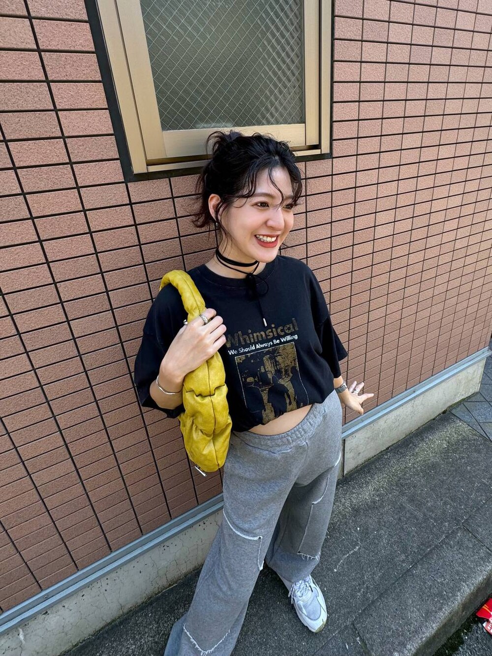 「カジュアル、着痩せ・細見え、オーバーサイズ、テーマパーク、デート/ロマンティック、女子会、女子ウケ、ゆったり、ストリート、夏コーデ、Tシャツ、楽ちんコーデ、スウェットパンツ、メガネ、スニーカー」｜「JEANASISのZIPギャザームーンBAG/130002（ハンドバッグ、イエロー系）」を使った、AIKAさん（レディース・159cm）の夏コーディネートの5枚目の写真