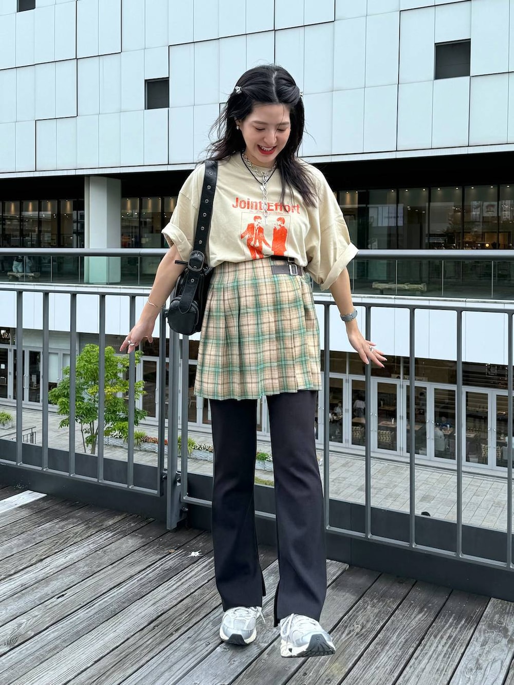 「スニーカー、ジーナシスト_JEANASIS、JEANASIS、スカート、ミニスカート、夏コーデ、マタニティウェア、Tシャツ、リラックス、カジュアル、着痩せ・細見え、オーバーサイズ、テーマパーク、デート/ロマンティック、女子会」｜「JEANASISのブリーチカコウリブパンツ/129796（スウェットパンツ、ブラック系）」を使った、AIKAさん（レディース・159cm）の夏コーディネートの3枚目の写真