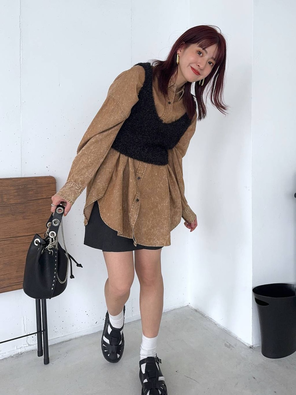 「カジュアル、着痩せ・細見え、オーバーサイズ、テーマパーク、デート/ロマンティック、女子会、女子ウケ、ゆったり、ストリート、メガネ、スニーカー、ジーナシスト_JEANASIS、JEANASIS、春コーデ、シャツ」｜「JEANASISの【SET UP対応】タックプリーツスカパン/105244（その他パンツ、ブラック系）」を使った、AIKAさん（レディース・159cm）の春コーディネートの3枚目の写真