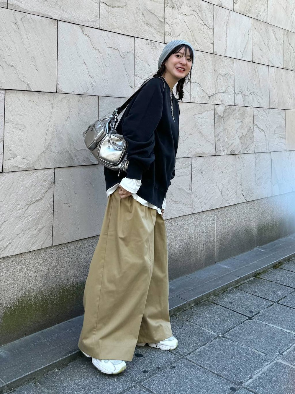 シルバー系のショルダーバッグ、ベージュ系のチノパンツ、ホワイト系のTシャツ/カットソーを着用したレディースの夏コーディネートの5枚目の写真