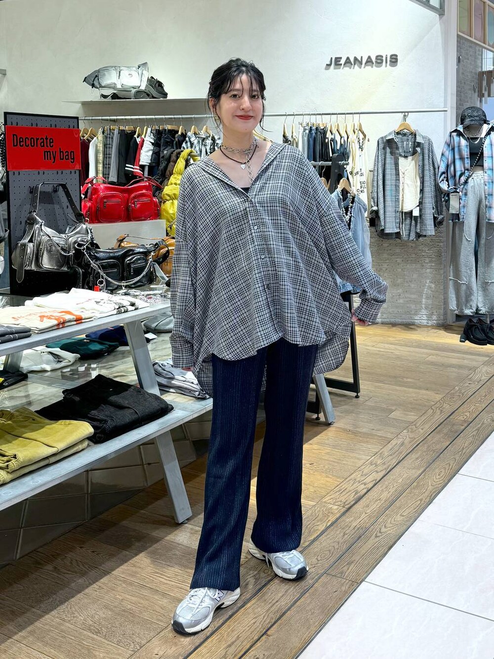「スニーカー、カジュアル、着痩せ・細見え、オーバーサイズ、テーマパーク、デート/ロマンティック、女子会、女子ウケ、ゆったり、ストリート、メガネ、ジーナシスト_JEANASIS、JEANASIS、シャツ、チェック」｜「JEANASISのアソートチェックシャツLS/157636（シャツ/ブラウス、グレー系）」を使った、AIKAさん（レディース・159cm）の夏コーディネートの2枚目の写真
