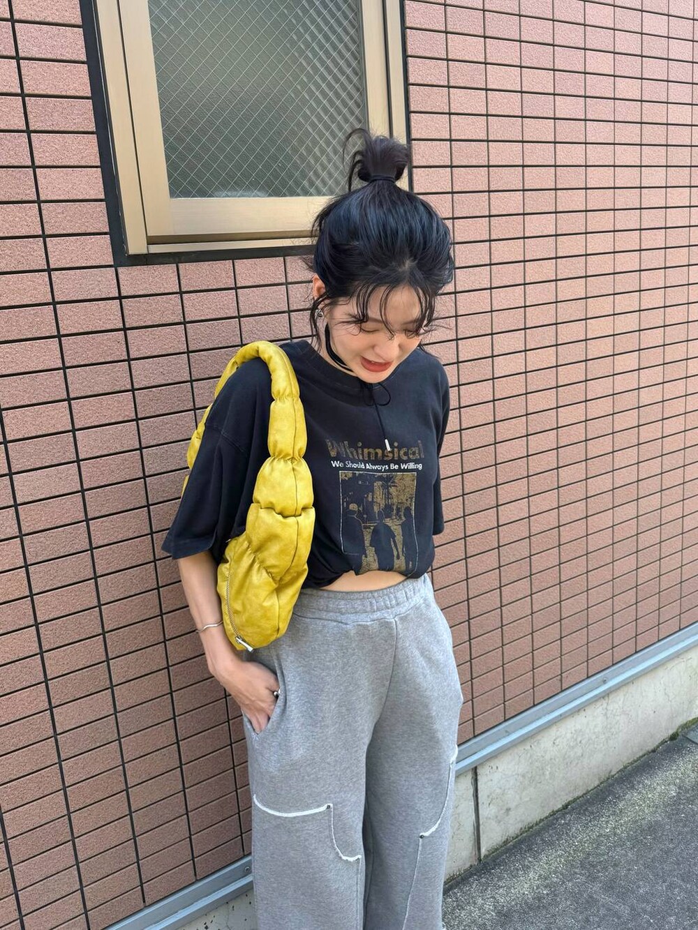 「カジュアル、着痩せ・細見え、オーバーサイズ、テーマパーク、デート/ロマンティック、女子会、女子ウケ、ゆったり、ストリート、夏コーデ、Tシャツ、楽ちんコーデ、スウェットパンツ、メガネ、スニーカー」｜「JEANASISのZIPギャザームーンBAG/130002（ハンドバッグ、イエロー系）」を使った、AIKAさん（レディース・159cm）の夏コーディネートの2枚目の写真