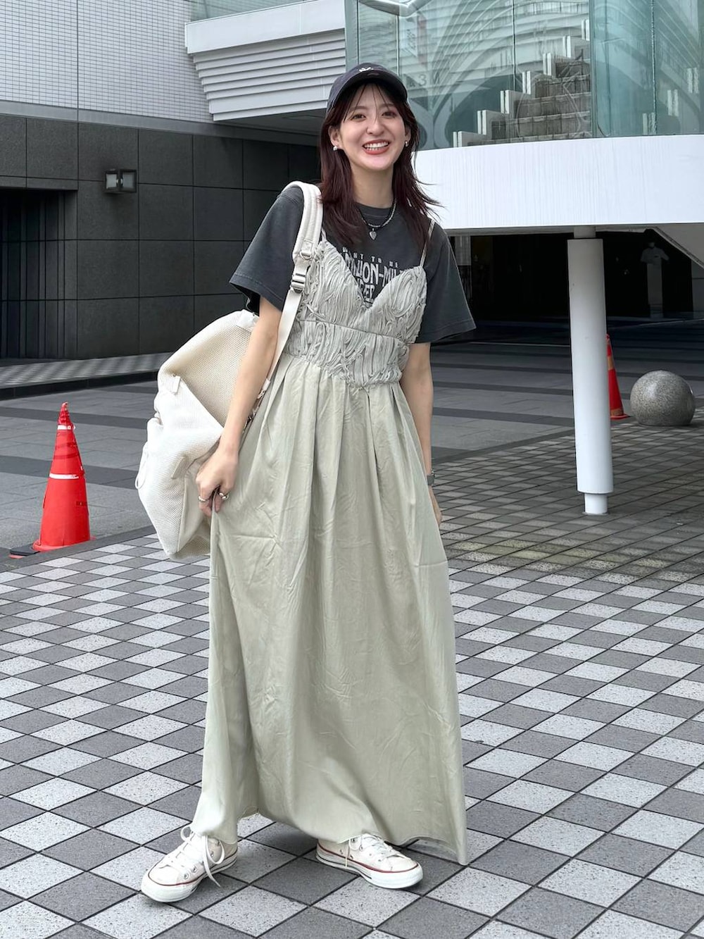 グリーン系のワンピース、ホワイト系のバックパック/リュック、グレー系のTシャツ/カットソーを着用したレディースの夏コーディネートの3枚目の写真