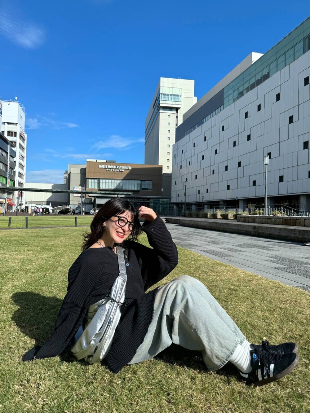 「カジュアル、着痩せ・細見え、オーバーサイズ、テーマパーク、デート/ロマンティック、女子会、女子ウケ、ゆったり、ストリート、メガネ、スニーカー、ジーナシスト_JEANASIS、JEANASIS、デニムパンツ、秋コーデ」｜「JEANASISのBIG 2WAYショルダー/145662（ショルダーバッグ、シルバー系）」を使った、AIKAさん（レディース・159cm）の秋コーディネートの6枚目の写真