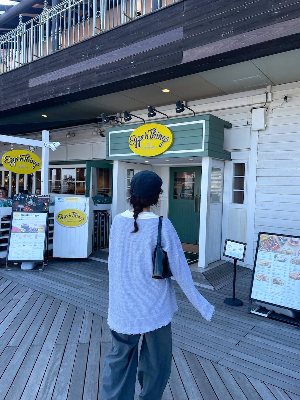 「カジュアル、着痩せ・細見え、オーバーサイズ、テーマパーク、デート/ロマンティック、女子会、女子ウケ、ゆったり、ストリート、メガネ、スニーカー、マタニティウェア、ワントーン、秋コーデ、メガネ女子」｜「JEANASISのオニワッフルクラッシュプルオーバー/151435（Tシャツ/カットソー、グレー系）」を使った、AIKAさん（レディース・159cm）の秋コーディネートの6枚目の写真