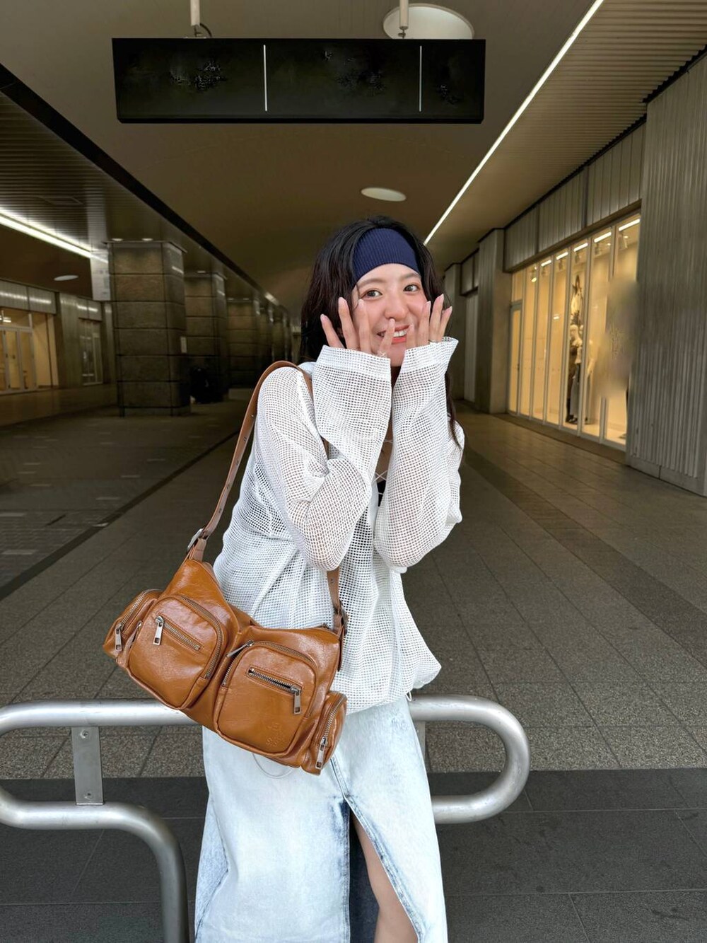 「スニーカー、ジーナシスト_JEANASIS、カジュアル、着痩せ・細見え、オーバーサイズ、テーマパーク、デート/ロマンティック、女子会、女子ウケ、ゆったり、ストリート、メガネ、JEANASIS、夏コーデ、楽ちんコーデ」｜「JEANASISの4ポケットワンショルダーBAG/131265（ショルダーバッグ、ブラウン系）」を使った、AIKAさん（レディース・159cm）の夏コーディネートの7枚目の写真