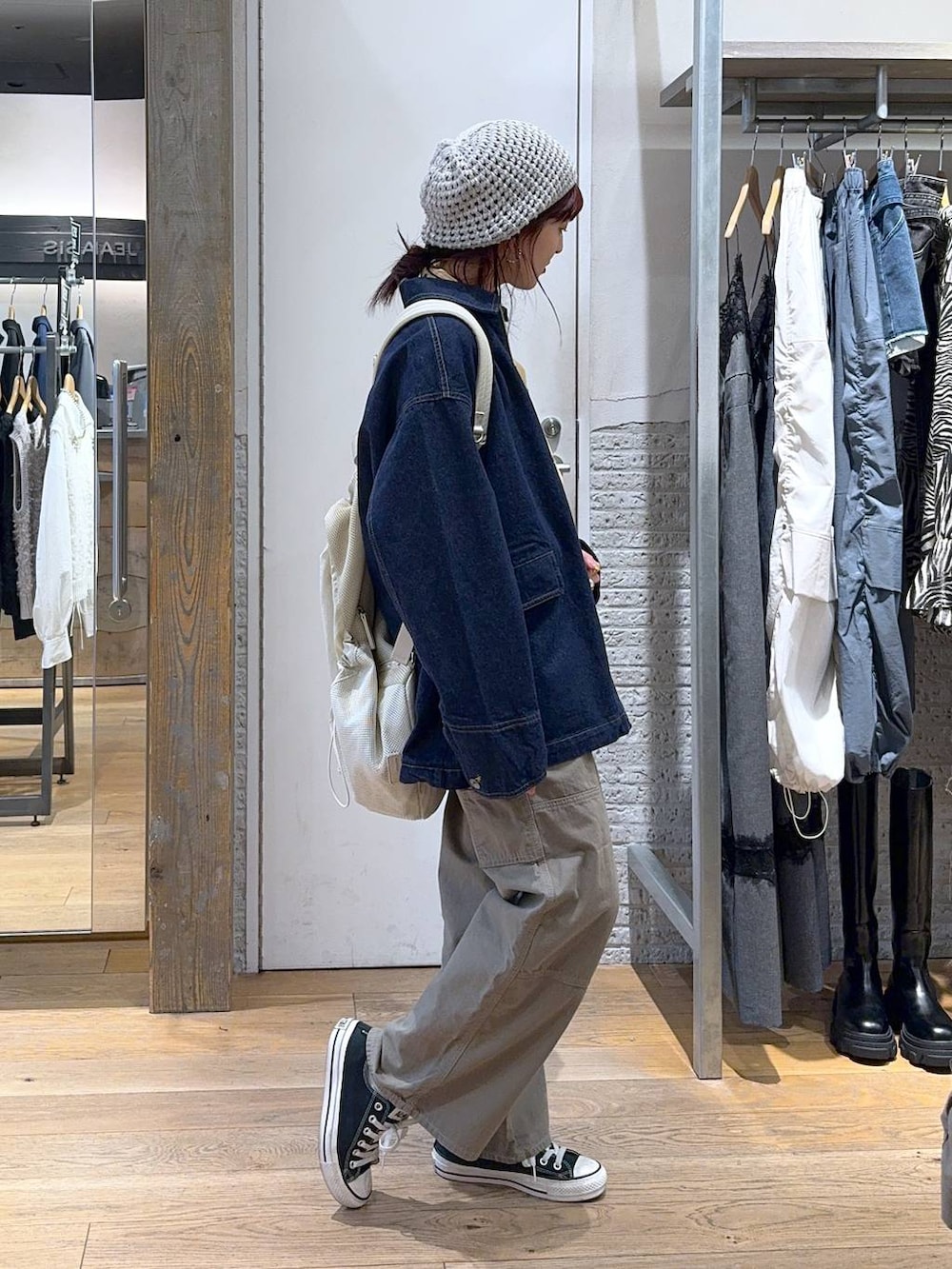 ホワイト系のバックパック/リュック、ブルー系のカバーオール、イエロー系のシャツ/ブラウスを着用したレディースの春コーディネートの4枚目の写真