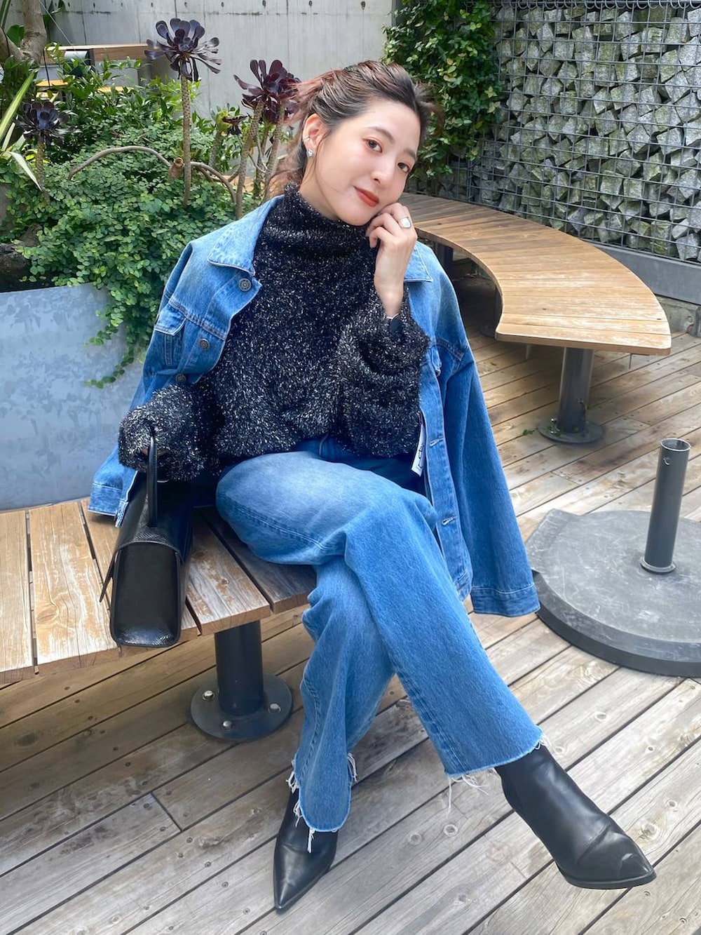 「女子ウケ、ゆったり、ストリート、カジュアル、オーバーサイズ、メガネ、スニーカー、デニムパンツ、デニムジャケット、ジーナシスト_JEANASIS、JEANASIS、eL、女子会、ニット、きれいめ」｜「eLの【eL】Chain Mini Bag/966585（ハンドバッグ、ブラック系）」を使った、AIKAさん（レディース・158cm）の夏コーディネートの3枚目の写真